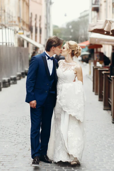Casal andando na rua — Fotografia de Stock