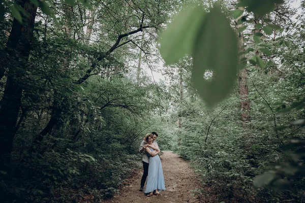 Pareja caminando y bailando en el bosque —  Fotos de Stock