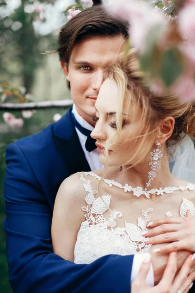 Gelin ve damat sarılıyor.