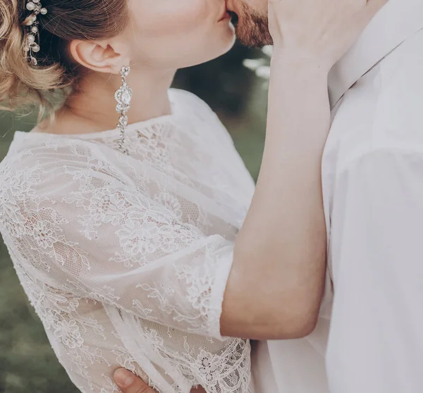 Wedding couple kissing — Stock Photo, Image