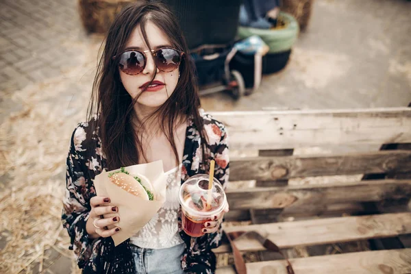 Menina com hambúrguer e bebida — Fotografia de Stock