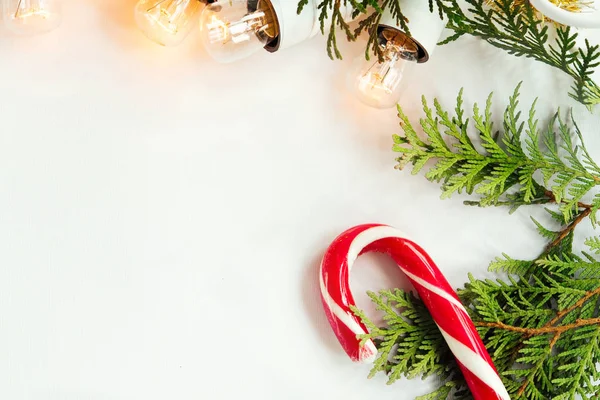 Sapin, bonbons et guirlandes de Noël lumières — Photo