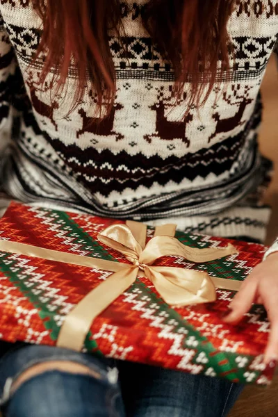 Mujer envolviendo regalo de Navidad — Foto de Stock