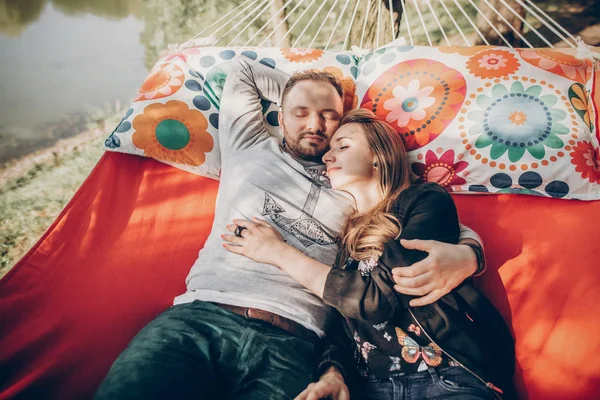 Pari nukkuu mukavassa riippumatossa — kuvapankkivalokuva
