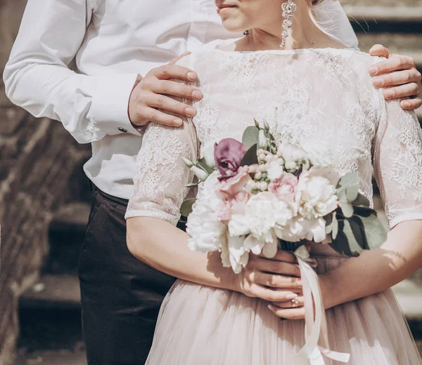 Svatební pár s kyticí — Stock fotografie