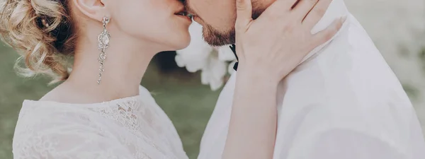 結婚式のカップルのキス — ストック写真