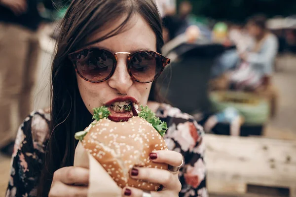 Fată în ochelari de soare care deține hamburger — Fotografie, imagine de stoc