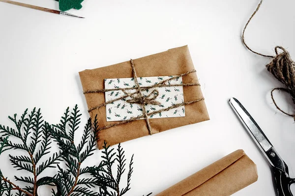 Cartão de Natal e presente em papel artesanal — Fotografia de Stock