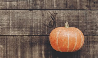 Ahşap zemin üzerinde balkabağı