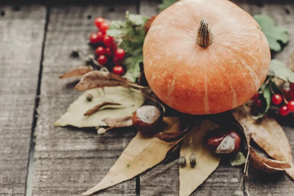Kabak yapraklar, fındık ve çilek ile 