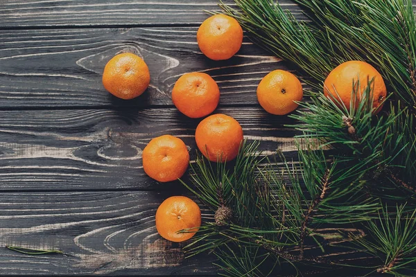 çam dalları ile mandalina