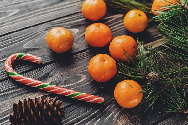 Ramas de abeto con mandarinas —  Fotos de Stock