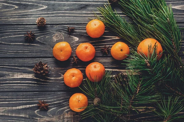 çam dalları, mandalina ve çam kozalakları