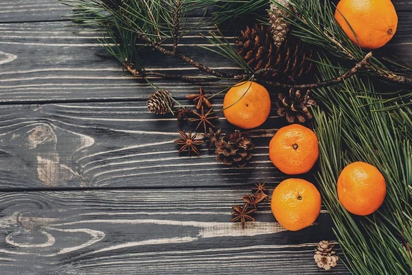 çam dalları, mandalina, anason ve koniler