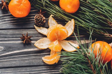 mandalina ve çam kozalakları