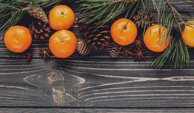 çam dalları, mandalina, anason ve koniler