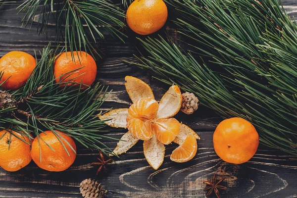 mandalina ve çam kozalakları