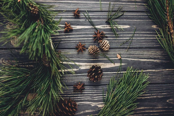 ramas de árbol de Navidad con piñas