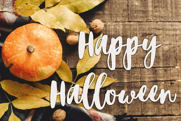 mutlu halloween metin işaret lay düz. Kabak yaprakları ile 