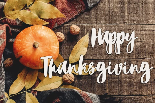Happy thanksgiving text sign  flat lay. pumpkin with leaves — Stock Photo, Image