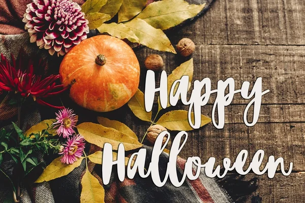 mutlu halloween metin işaret lay düz. Kabak yaprakları ile 