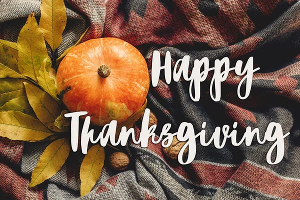 Happy thanksgiving text sign flat lay. autumn pumpkin — Stock Photo, Image