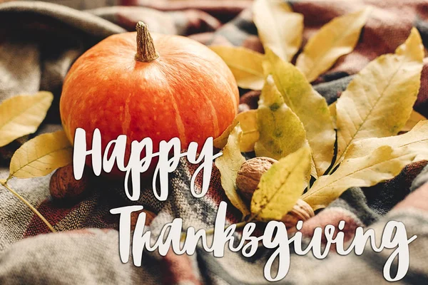 Happy thanksgiving text sign on  autumn pumpkin — Stock Photo, Image