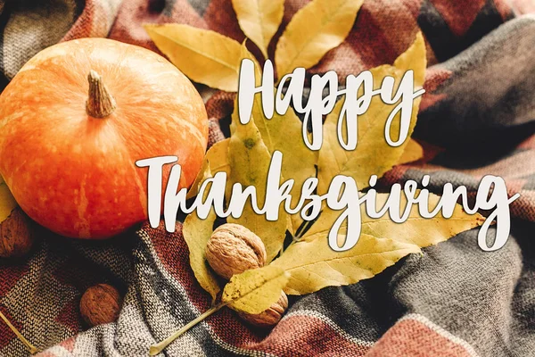 Şükran günün kutlu olsun metin ile renkli sonbahar kabak oturum 