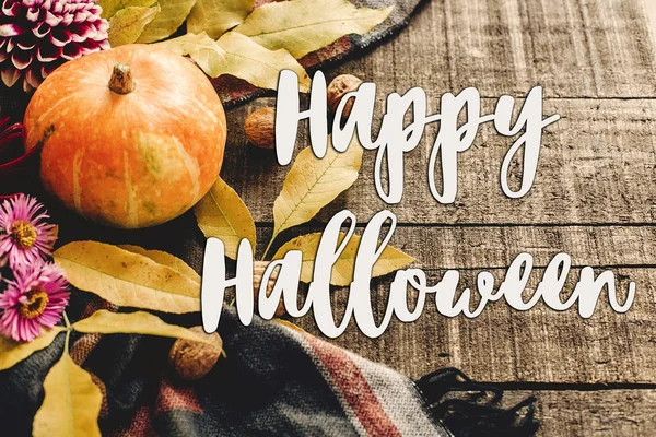 Mutlu Cadılar Bayramı metni imzalamak kabak ile yaprakları sonbaharda 