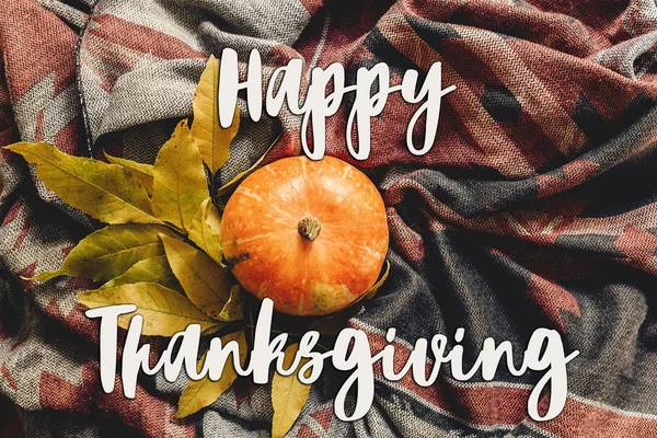 Happy thanksgiving text sign  flat lay. autumn pumpkin — Stock Photo, Image