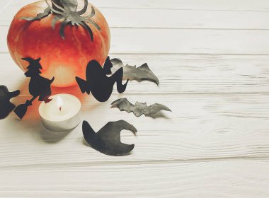 Cadılar Bayramı. Mutlu Cadılar Bayramı kavramı. Cadı hayalet sopası ile kabak