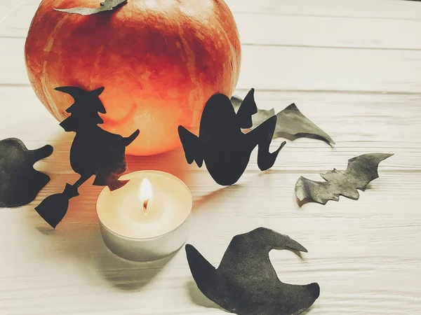 Halloween. concepto de Halloween feliz. calabaza con bruja fantasma bat — Foto de Stock