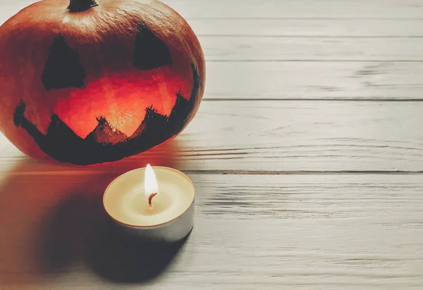 Halloween. spooky jack lantern pumpkin with with candle light — Stock Photo, Image