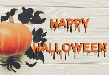 mutlu halloween metin düz yatıyordu. Kabak cadı hayalet yarasalar ile