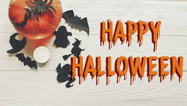 Feliz texto de Halloween. calabaza con murciélagos fantasma bruja y araña — Foto de Stock