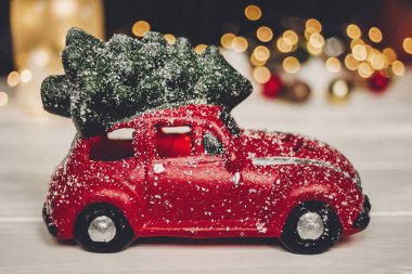 kırmızı araba oyuncak Noel ağacına en iyi ve basit süsler ile 