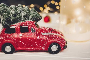 Noel hediyesi. Noel ağacı üstte kırmızı araba oyuncak 