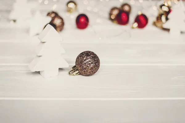 Jednoduché ozdoby a vánoční stromky na bílé dřevo se světly — Stock fotografie