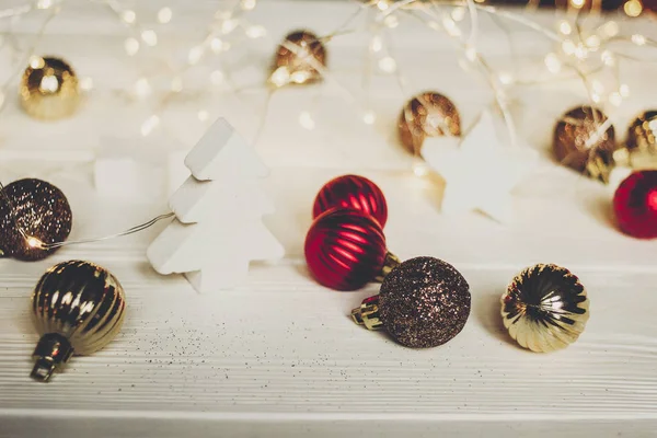 Рождество. простые украшения и рождественские елки и звезды — стоковое фото