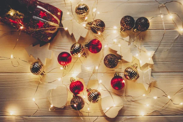 Natal deitado. brinquedo de carro vermelho com árvore de natal no topo — Fotografia de Stock