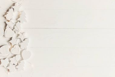 Dekoratif beyaz ağaçlar ve yıldız