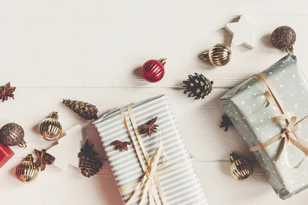 Julklappar med kottar — Stockfoto