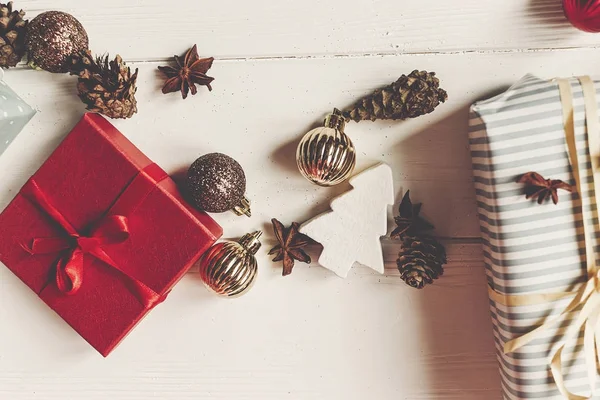 소나무 콘과 함께 크리스마스 선물 — 스톡 사진