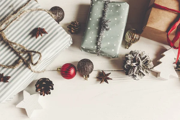 Verpackte Weihnachtsgeschenke mit Ornamenten — Stockfoto