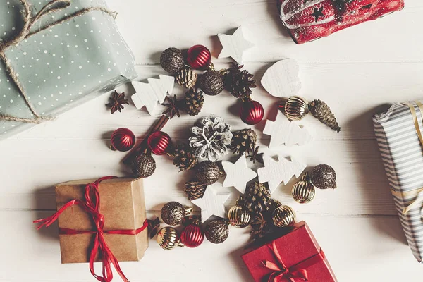 Natal flat lay com presentes elegantes — Fotografia de Stock