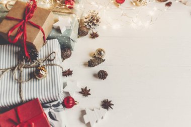 mevcut kutuları süsleri çam kozalakları anason beyaz ile sarılmış