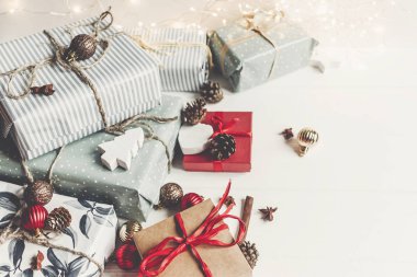 süs eşyaları ve ışıklar ile sarılmış şık Noel hediyeleri 