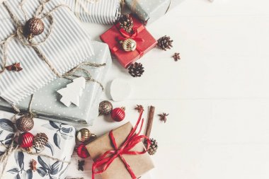 Noel düz yatıyordu. süsler ile sarılmış hediyeler 