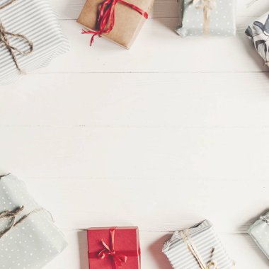 Beyaz ahşap zemin üst görünümünde, alan mevcut kutuları sarılmış