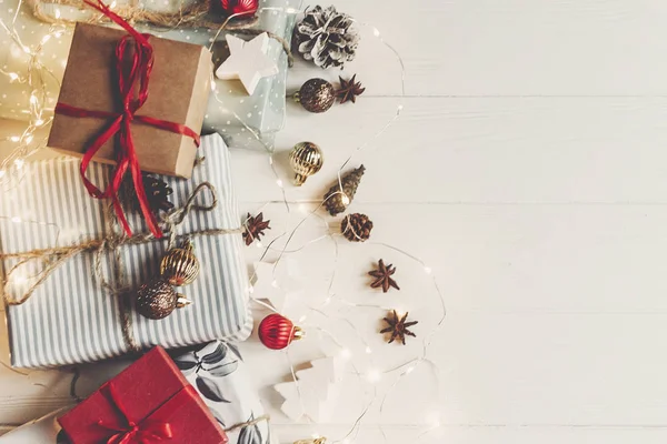 Cajas de regalo envueltas con adornos conos de pino anís sobre blanco —  Fotos de Stock